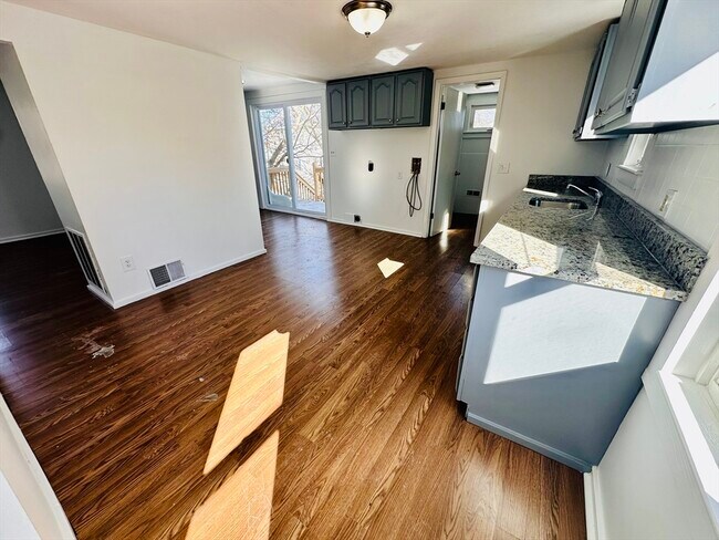 Building Photo - 12 Thorndike St