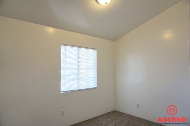 Building Photo - Spacious 3BD/2BA Home on a Large Lot in Bakersfield — Covered Patio, Garage & Pets Welcome!