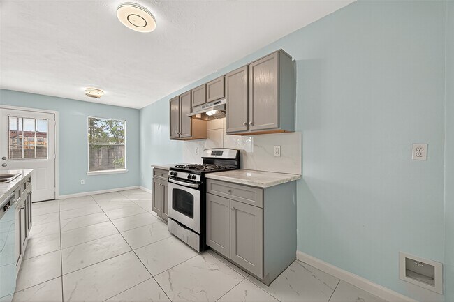 Building Photo - 6710 Bellaire Gardens Dr