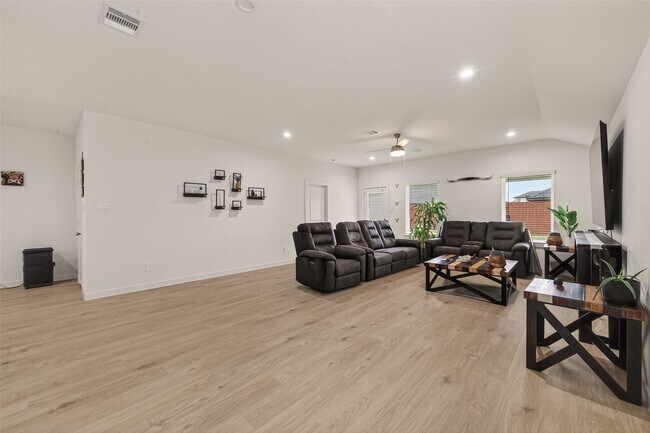 Building Photo - 30518 White Cliff Ct