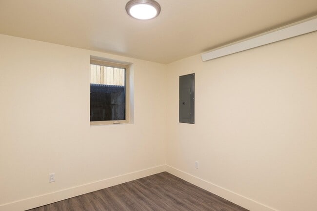 Building Photo - Newly Remodeled 3BR w/ In-Unit W/D, Private Entry & Designer Finishes – Pet Friendly!