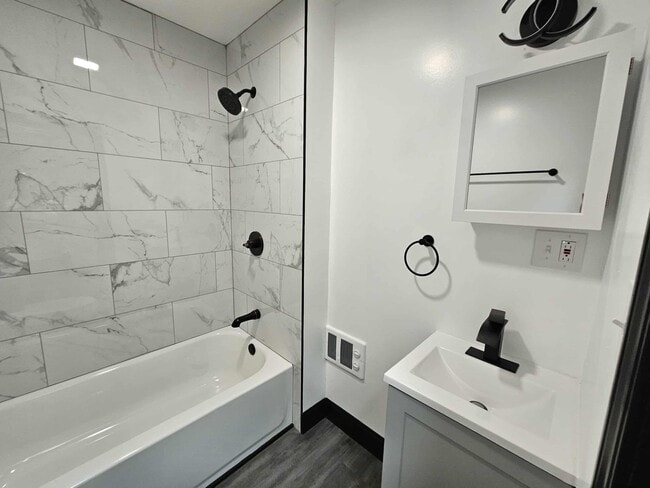 Building Photo - Beautiful 4 Bed, 1 Bath Home for Rent- Spa...