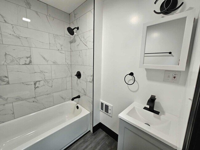 Building Photo - Beautiful 4 Bed, 1 Bath Home for Rent- Spacious, Modern, and Move in Ready!