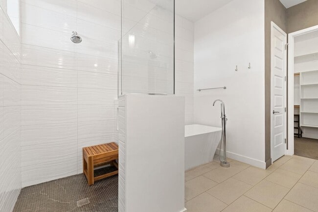 Building Photo - 4533 E Devonshire Ave