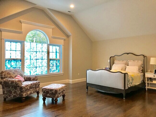 Building Photo - 301 Linden St