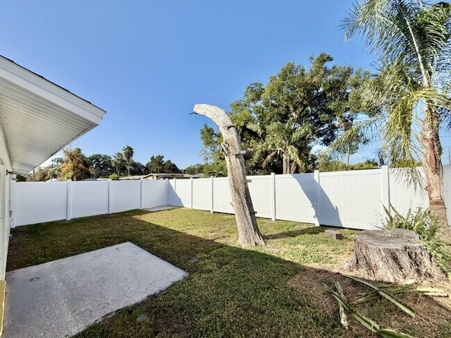 Building Photo - 5212 Peach Ave