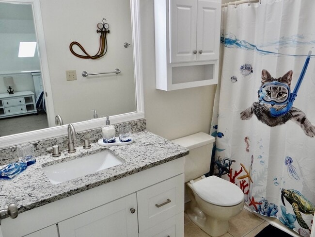 Building Photo - Beautifully Remodeled and Furnished Rental...