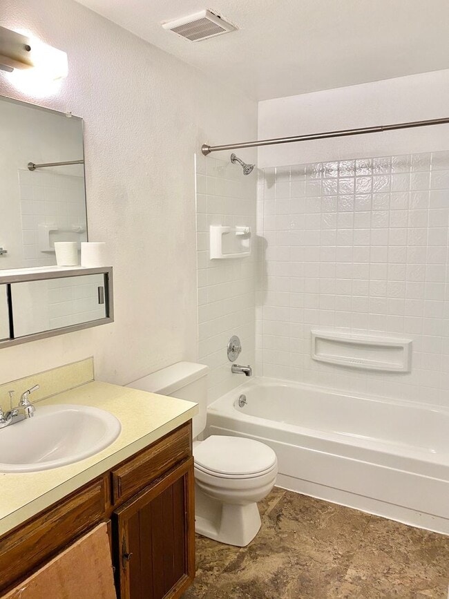 Building Photo - 562-564 Jocelyn Drive