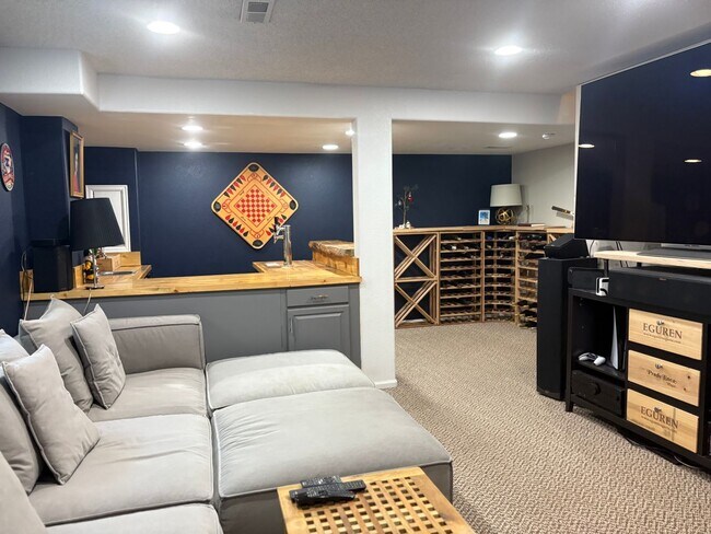 Building Photo - High-End 4 Bed 3.5 Bath Home Next to Arapa...