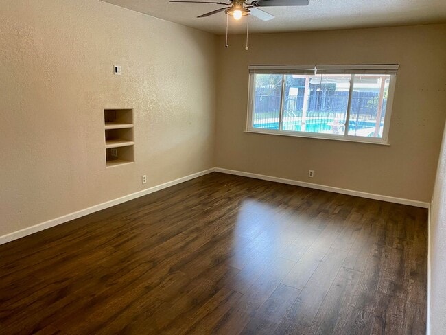 Building Photo - Single story home, large backyard, close t...