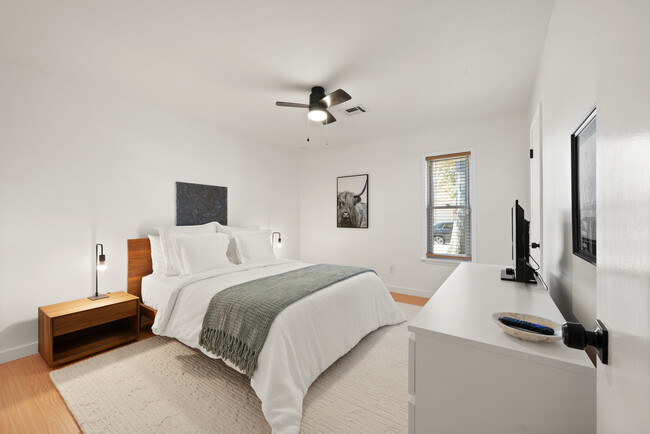 Guest bedroom - 10004 Essex Ave