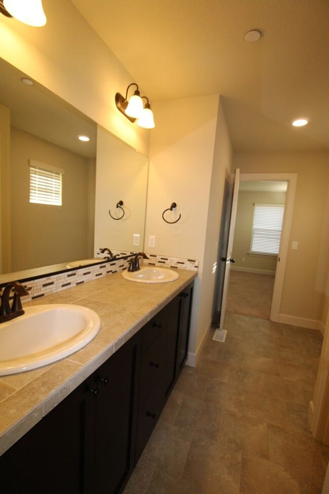 Building Photo - WELL MAINTAINED, BEAUTIFUL 5 BR HOME IN THE CAMAS HILLS!
