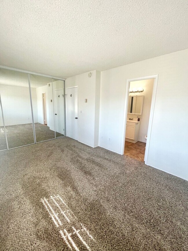 Building Photo - 1450 Melrose Ave