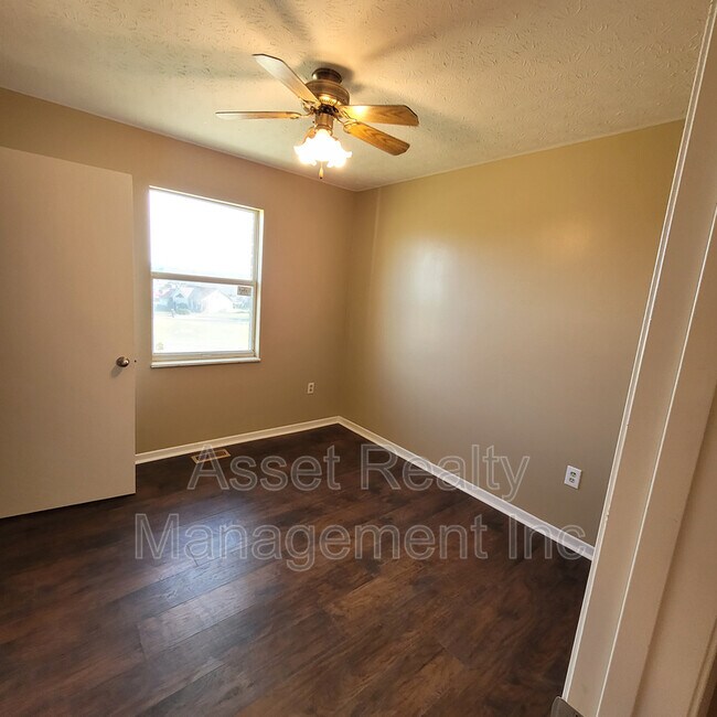 Building Photo - 1685 Meadow Spring Dr