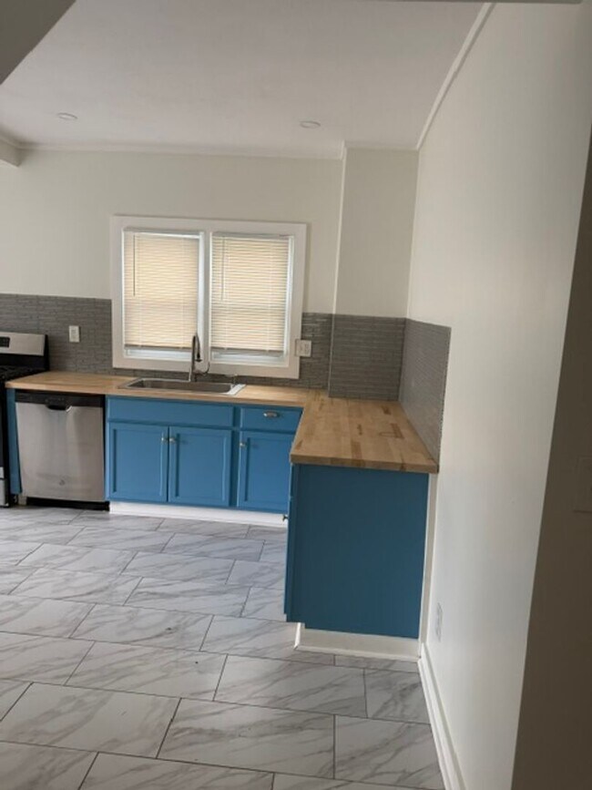 Building Photo - Updated 2-bedroom, 2-story home in the heart of Kansas City!