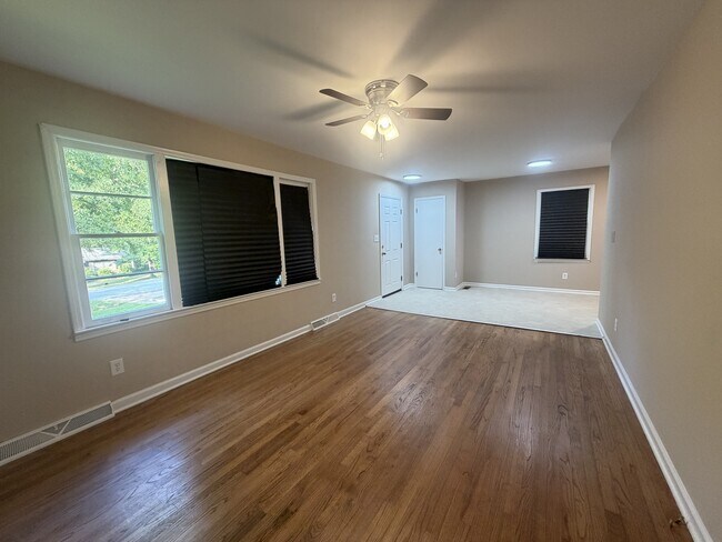 Building Photo - 120 Pinewood Dr