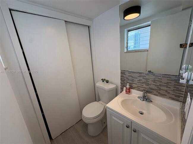 Building Photo - 1340 Lincoln Rd