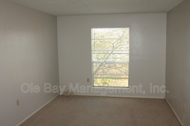 Building Photo - 233 Riverbend Dr
