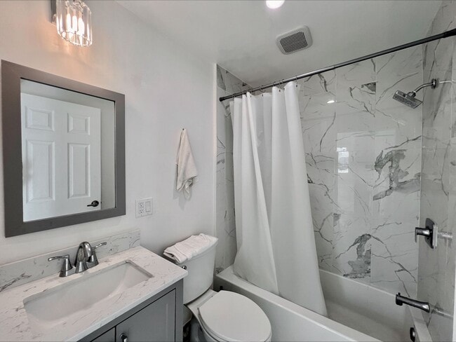 Building Photo - 2 Bedroom Home in Hollister