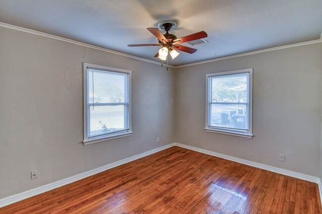 Building Photo - 2 bedroom/1 bathroom - Centrally Located in Norman!!