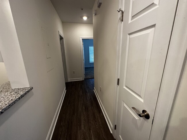 Building Photo - 2 Bed / 2 Bath Apartment (Available now) F...