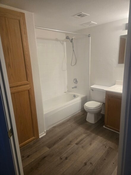 Master Bath - 8410 Eldora Ave