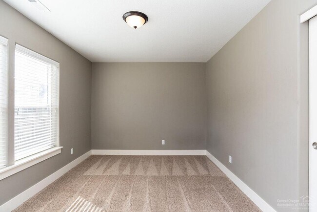 Building Photo - Townhome 4 blocks from the Old Mill