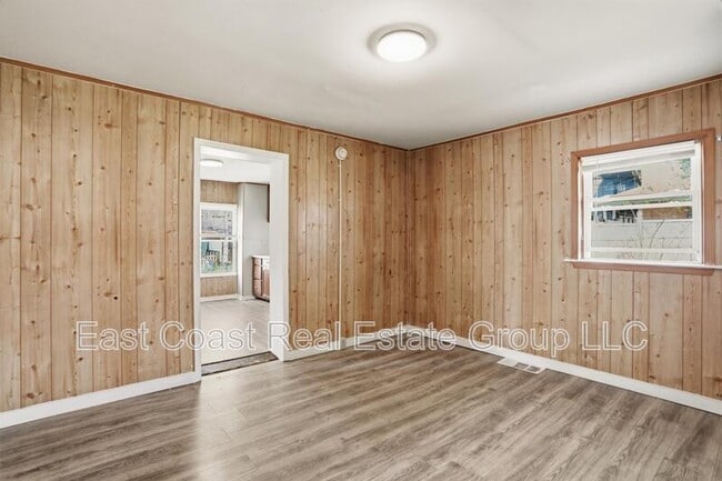 Building Photo - 327 N Mulberry St