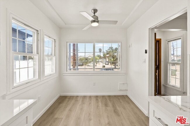 Building Photo - 820 W 98th St