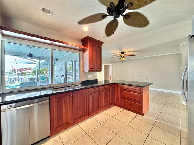 Building Photo - 6316 Lake Sunrise Dr