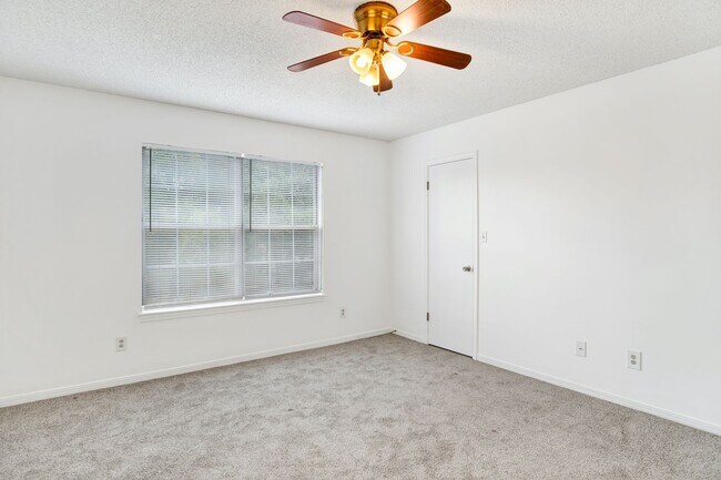 Building Photo - Spacious 2 Bed/2.5 Bath Townhome with 1 Car Garage Near Shopping & Restaurants