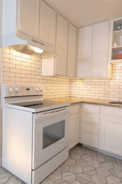 Building Photo - 1209 W Plum St