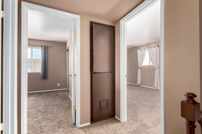 Building Photo - Charming 2-Bed Townhome with Community Poo...