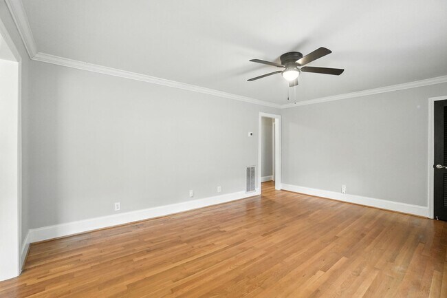 Building Photo - Perfect blend of Charm and Convenience!