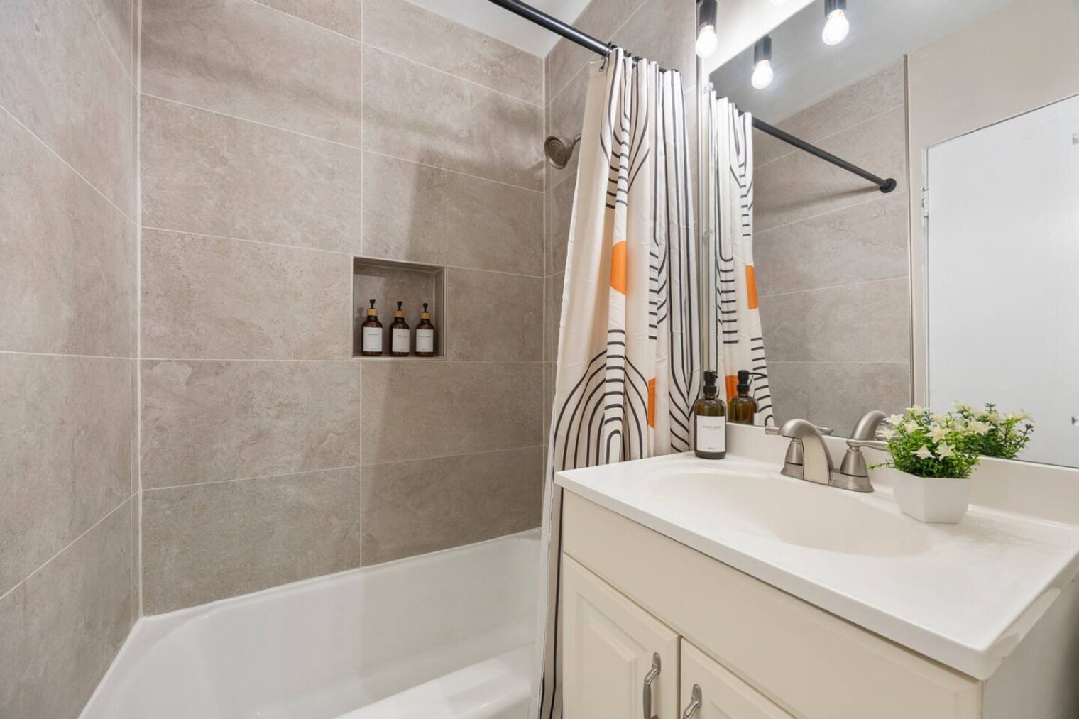 Building Photo - 1009 Front St