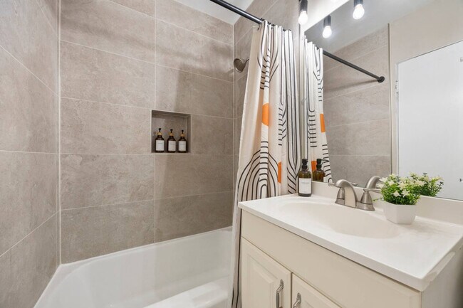 Building Photo - 1009 Front St