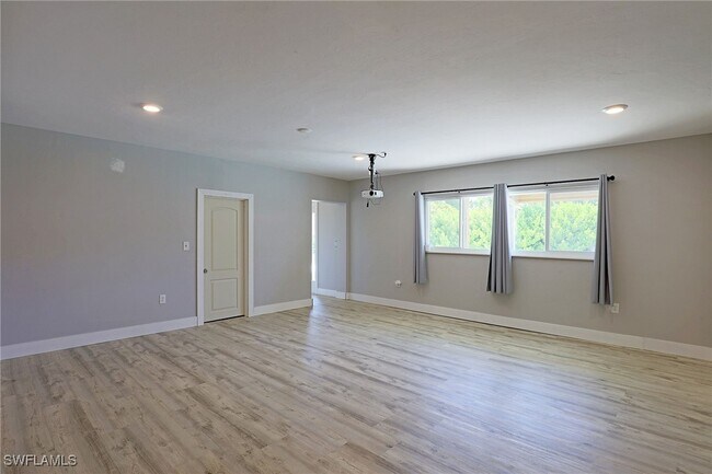 Building Photo - 1352 Shadow Ln