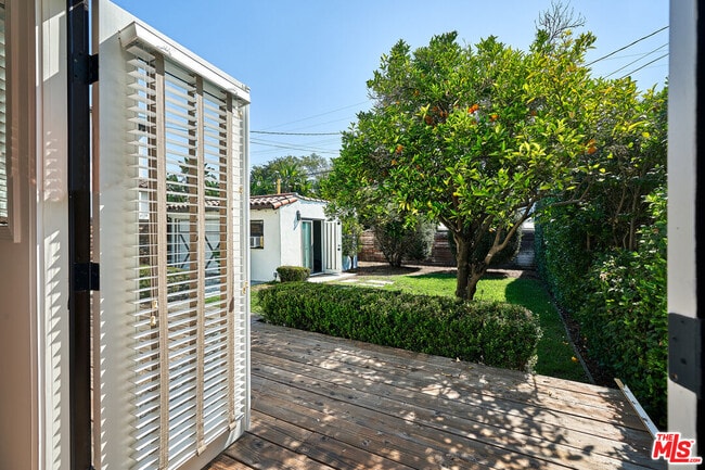 Building Photo - 1430 S Sierra Bonita Ave