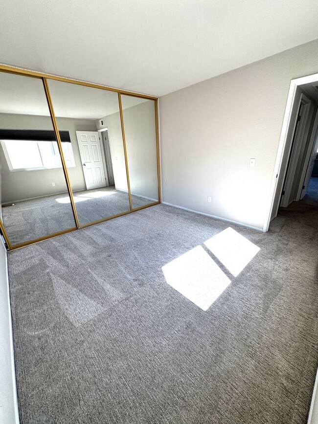 Building Photo - Charming 2 bed 1.5 bath condo, with attached 2 car garage!
