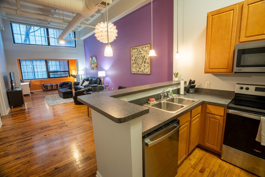 Building Photo - 624 E Walnut St