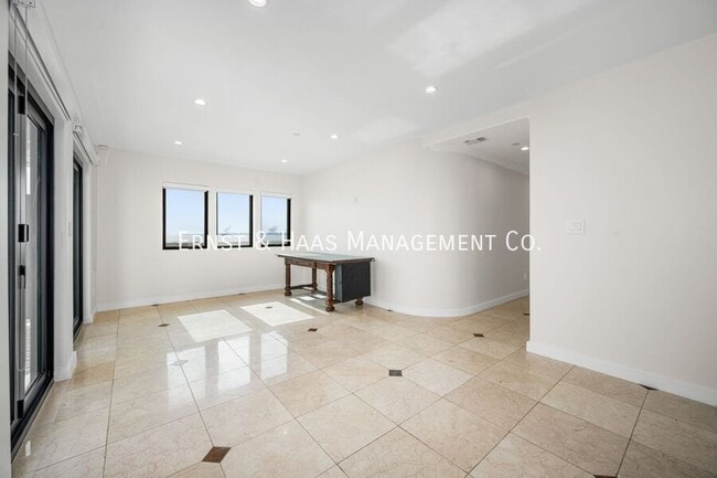 Building Photo - 1724 Bluff Pl