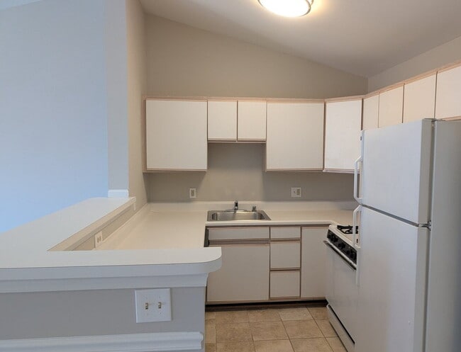 Building Photo - Bright Townhome Living in Convenient Leesburg Location