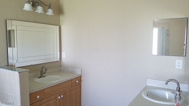 Building Photo - 4145 SW 9th Ave