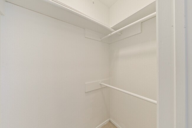 Building Photo - 1911 Highcrest Dr