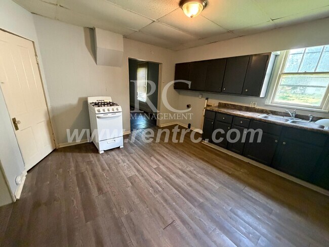 Building Photo - 17.5 Indiana-