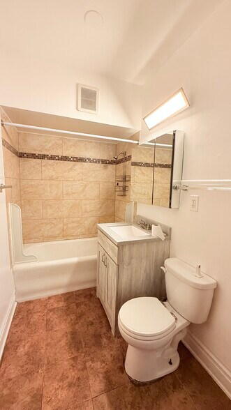 Building Photo - 4453 W Dickens Ave