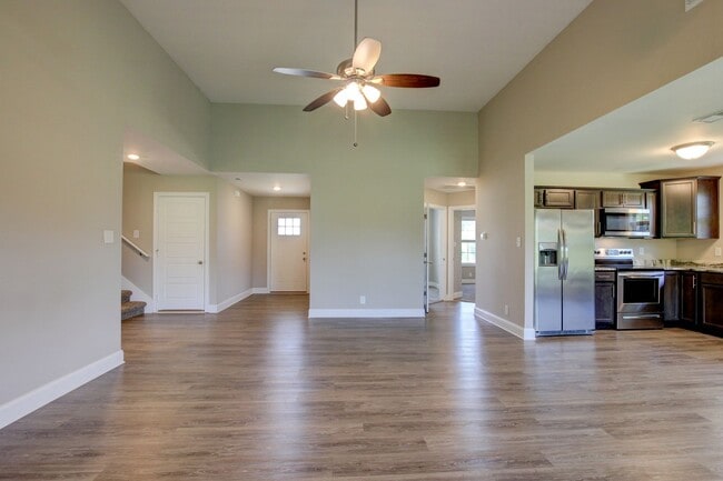 Building Photo - Sharp 3 bed 2 Bath Close To Ft Campbell