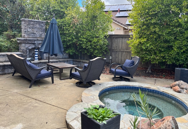 Building Photo - 5/3 (3521 sqft)-Pool, Firepit, Dog Run, Ou...