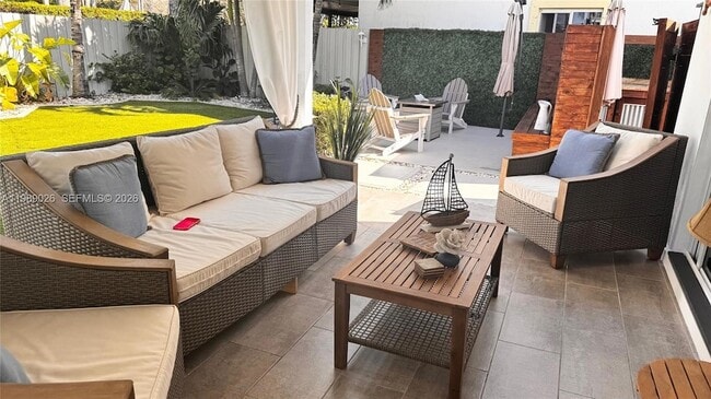 Building Photo - 365 NE 32nd Terrace