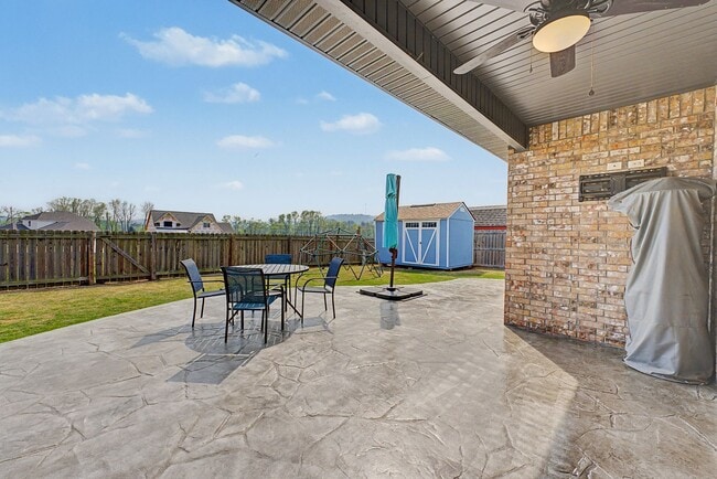 Building Photo - 4 bedroom 2 bath Praire Grove Home! Upgrades Galore!